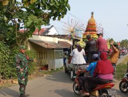 Babinsa Koramil Adipala Melaksanakan Pengamanan Arak-Arakan Gunungan