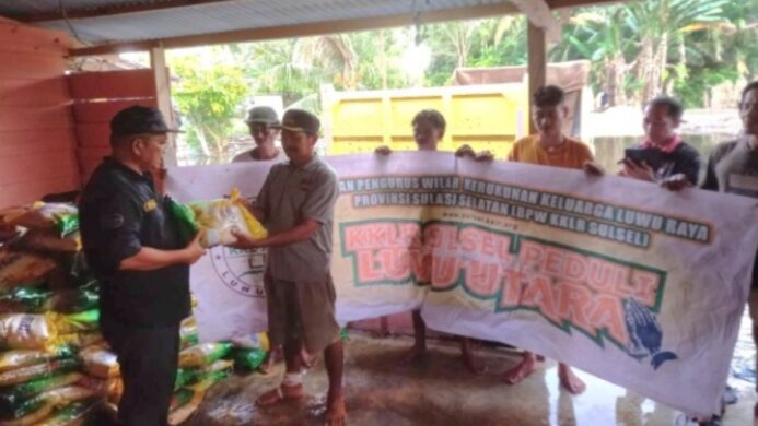 KKLR Sulsel Bagikan 1 Ton Beras untuk Warga Terdampak Banjir di Desa Pombakka Malangke Barat Luwu Utara