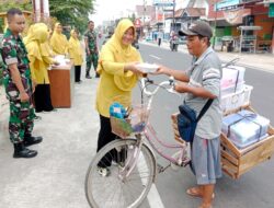 Jumat Berkah, Koramil 07 Maos dan Persit KCK Ranting 08 Berbagi Keberkahan