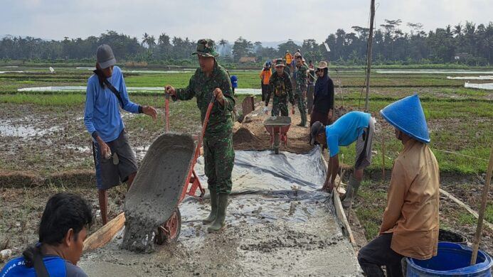 satgas tmmd kodim cilacap dan warga di bulusari lakukan pengecoran jalan rabat beton