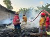 petugas Damkar Kroya tengah melakukan pemadaman dua rumah terbakar di Binangun Cilacap