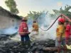 petugas Damkar Kroya tengah melakukan pemadaman dua rumah terbakar di Binangun Cilacap