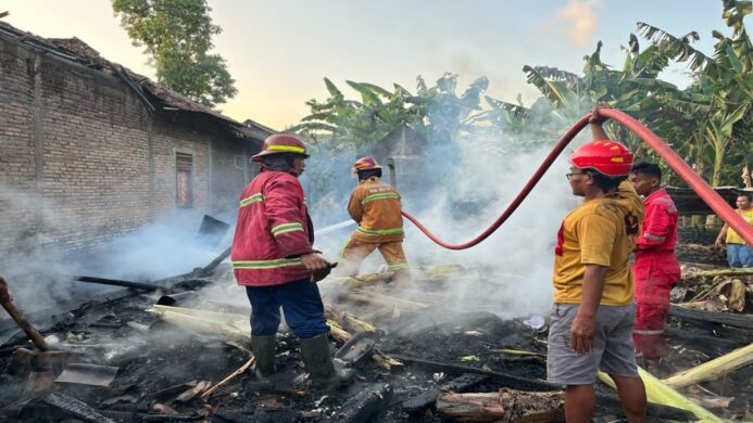 petugas Damkar Kroya tengah melakukan pemadaman dua rumah terbakar di Binangun Cilacap