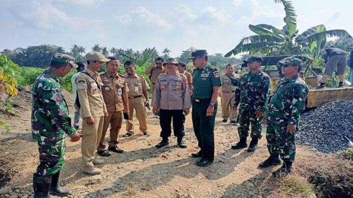 tim wasev apresiasi dukungan semua pihak saat kunjungan di lokasi tmmd kodim cilacap