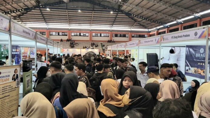 Ribuan Pencaker Menyerbu Job Fair Hybrid 2024 di GOR Satria Purwokerto pada Rabu 29 Mei 2024