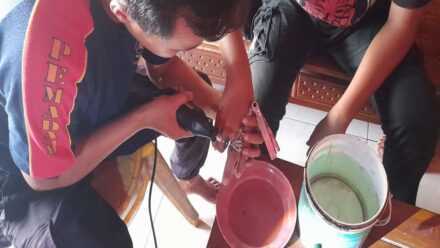 Damkar Sidareja Bantu Proses Pelapasan Cincin Tak Bisa Lepas