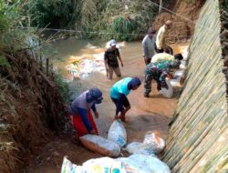 Babinsa Wanareja Membuat Bendungan Untuk Mengairi Sawah