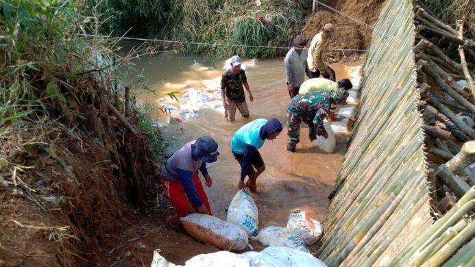 babinsa wanareja membuat bendungan untuk mengairi sawah