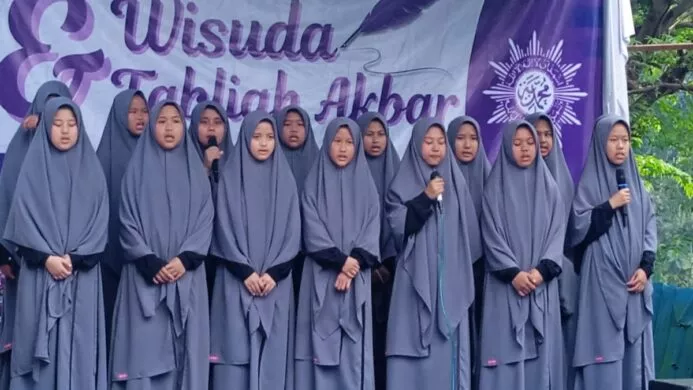 Santriwati Kelas VII melatunkan Matan Tuhfatul Atfal pada acara Wisuda dan Pelepasan Santri Angkat Ke-4 PontrenMu ‘Aasyiqul Qur’an Sirampog Brebes
