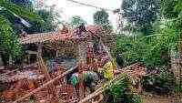 TNI Bersama Warga Bergotong Royong Bangun RTLH di Cimanggu