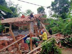 TNI Bersama Warga Bergotong Royong Bangun RTLH di Cimanggu