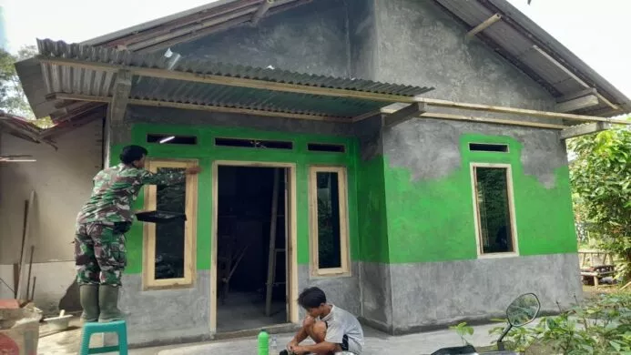 berikan nuansa baru anggota satgas tmmd kodim cilacap melaksanakan pengecatan