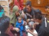 proses pelepasan cincin dari jari manis seorang balita oleh petugas Damkar Sidareja