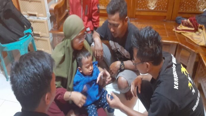 proses pelepasan cincin dari jari manis seorang balita oleh petugas Damkar Sidareja