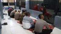 Anggota Polresta Cilacap Sholat Jumat Bersama Puluhan Tahanan Di Rutan Polresta Cilacap