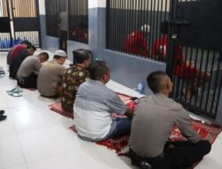Anggota Polresta Cilacap Sholat Jumat Bersama Puluhan Tahanan Di Rutan Polresta Cilacap