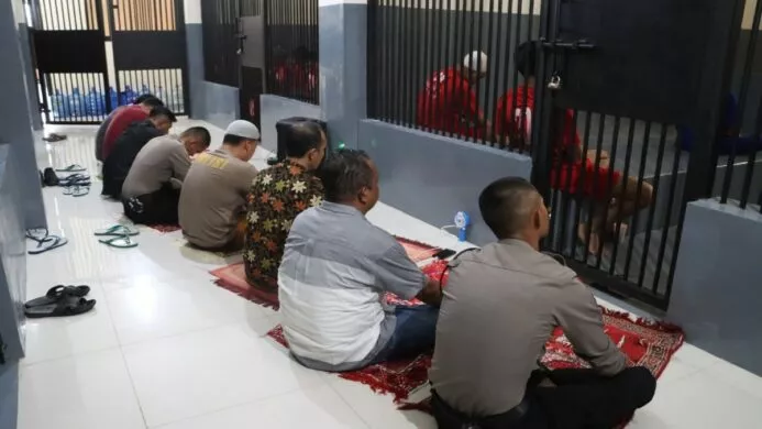 Anggota Polresta Cilacap Sholat Jumat Bersama Puluhan Tahanan Di Rutan Polresta Cilacap
