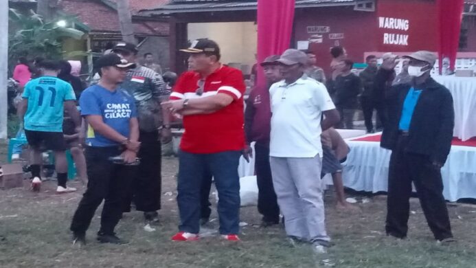 Ketua DPRD Cilacap Didampingi Camat Bantarsari dan Kepala Desa Rawajaya Menyaksikan Babak final Turnamen Sepak Bola di Desa Rawajaya Kecamatan Bantarsari