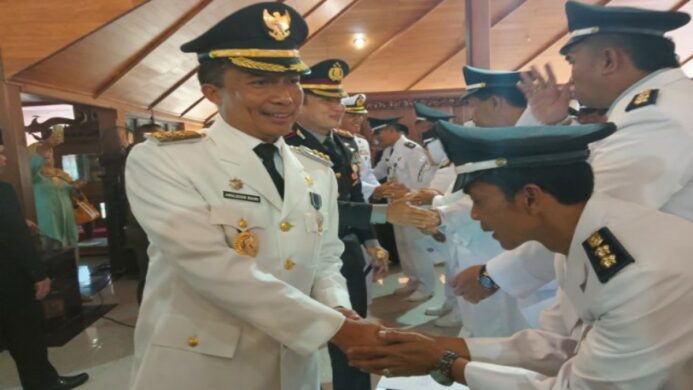 Foto ketika Sekda Cilacap menjadi PJ Bupati Cilacap, Awaludin Muuri, AP.MM yang tengah memberikan ucapan selamat kepada para kades sekabupaten Cilacap, usai serah terima SK Perpanjangan masa jabatan