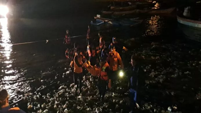 dokumentasi Tim Sar Gabungan saat evakuasi jasad remaja tenggelam di teluk penyu