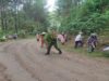 babinsa karangpucung aktif ikut kerja bakti pembersihan jalan penghubung antara desa