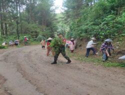 Babinsa Karangpucung Ikut Aktif Kerja Bakti Pembersihan Jalan Penghubung Antara Desa