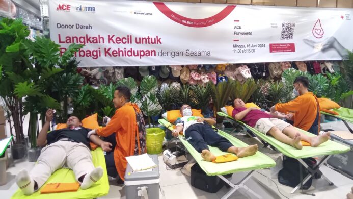 Kawan Lama Group kerjasama dengan UDD PMI Banyumas gelar donor darah di ACE Living Plaza Purwokerto pada Minggu16 Juni 2024