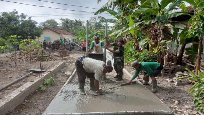 babinsa purwasari wanareja melaksanakan kerja bakti pengecoran jalan