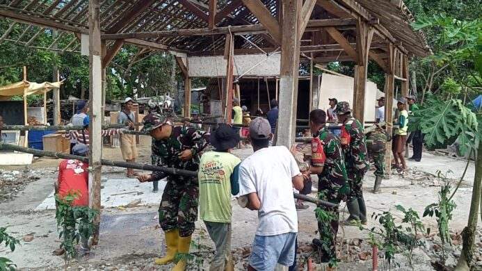 ciptakan kemanunggalan tni dengan rakyat babinsa koramil 09 kawunganten laksanakan kerja bakti