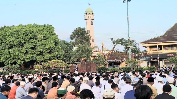 Ribuan orang jamaah memenuhi kawasan Alun alun Purwokerto untuk mengikuti sholat Idul Adha pada Senin 17 Juni 2024 pagi