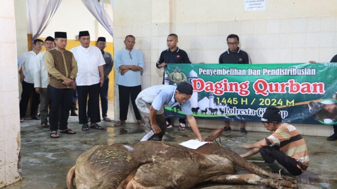 polresta cilacap potong 5 sapi dan 3 kambing untuk kurban