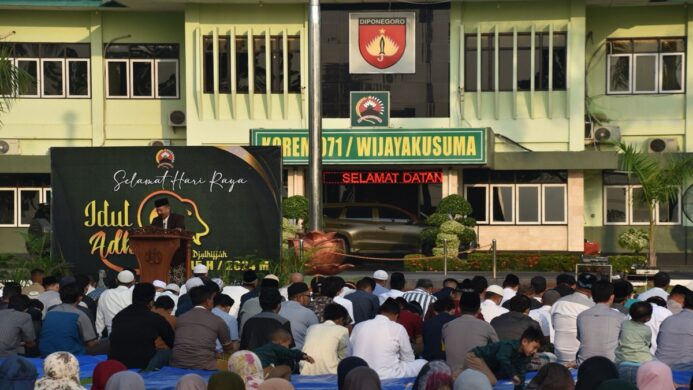 danrem 071 wijayakusuma laksanakan salat id dan pantau penyembelihan kurban