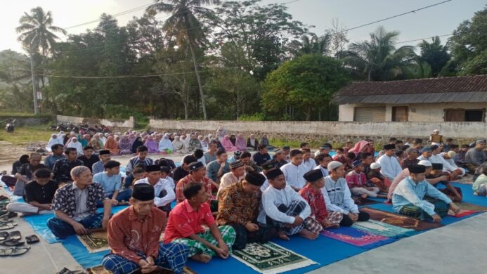 Suasana Shalat Idul Adha di Lapangan Menggala Desa Langkap Bumiayu