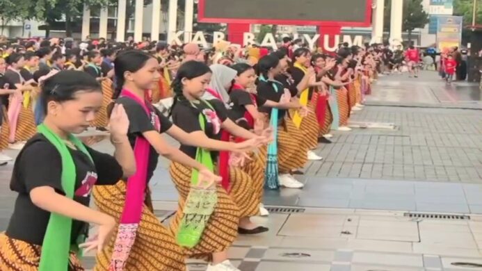 Road Show latihan menari bersama penari Lengger Banyumas yang di selenggarakan di Alun alun Purwokerto pad 15 Juni 2024