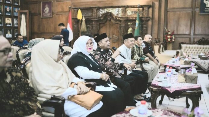 Kunjungan PWM PDM Banyumas Jawa Tengah bersama Pj Bupati Banyumas di ruang Djoko Kaiman pada Jumat 21 Juni 2024