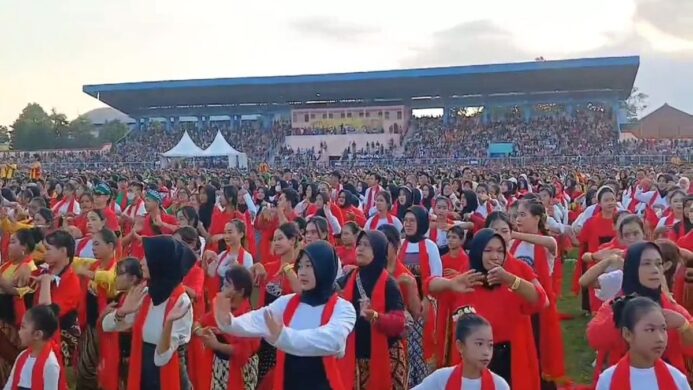 Ribuan lengger menari kolosal di acara Banyumas 10 000 Lengger Bicara yang digelar pada 22 Juni 2024 di GOR Satria