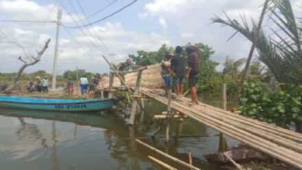 Babinsa Koramil Kawunganten dan Warga Bergotong Royong Perbaiki Jembatan Bambu