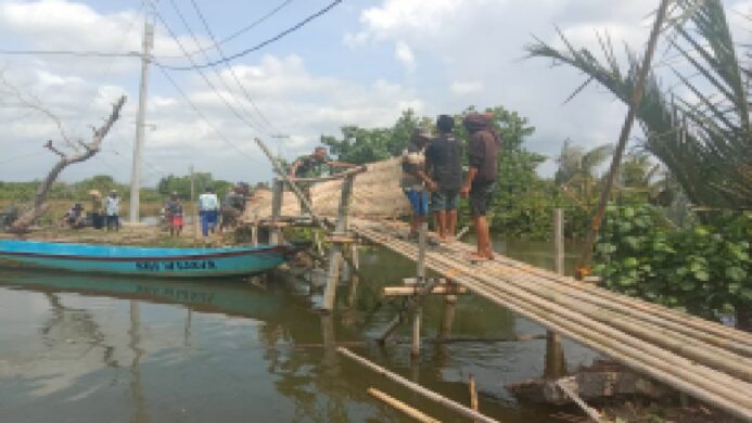 Babinsa Koramil Kawunganten dan Warga Bergotong royong Perbaiki Jembatan Bambu