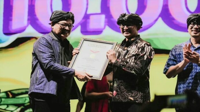 Piagam penghargaan rekor MURI diserahkan oleh perwakilan MURI Eros Djarot kepada Pj Bupati Banyumas Sabtu 22 Juni 2024