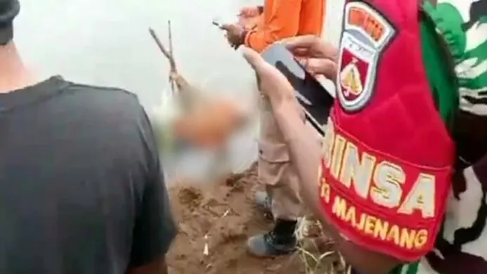 proses evakuasi jasad pemancing di Sungai Cijalu bawah, pada Senin,01 Juli 2024 (Blur Foto)