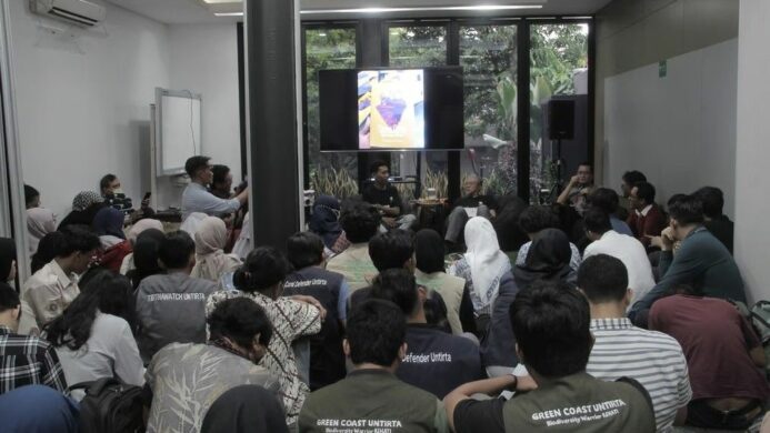 Sejumlah mahasiswa dan perwakilan komunitas lingkungan sedang menghadiri peringatan ulang tahun ke-10 Biodiversity Warriors KEHATI di Kantor Yayasan KEHATI Jakarta (Sumber : KEHATI Foundation)