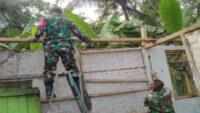 Anggota TNI Koramil Cimanggu bersama Warga Gotong Royong Bangun Rumah Roboh