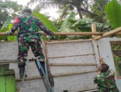 Anggota TNI Koramil Cimanggu bersama Warga Gotong Royong Bangun Rumah Roboh