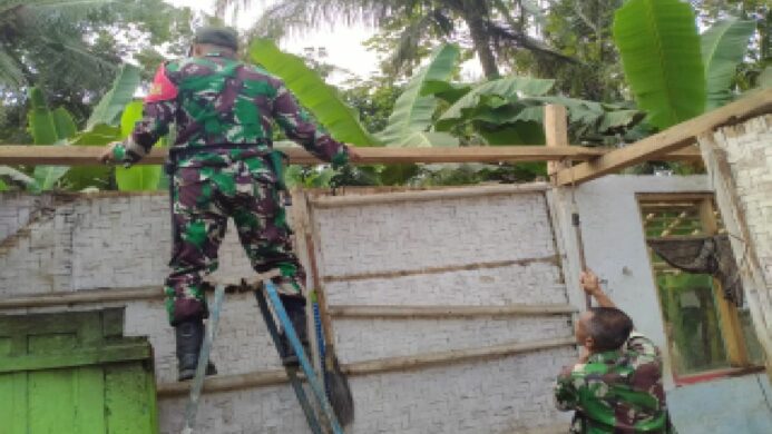 Anggota TNI Koramil Cimanggu bersama Warga Gotong Royong Bangun Rumah Roboh