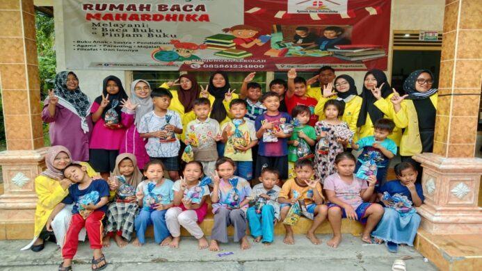 rumah baca mahardhika kedungreja menjadi lokasi praktek kuliah pembelajaran berwawasan kemasyarakatan