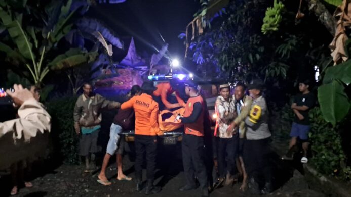 Tim SAR Gabungan evakuasi jasad seorang Remaja yang tenggelam di saluran irigasi Maos Cilacap