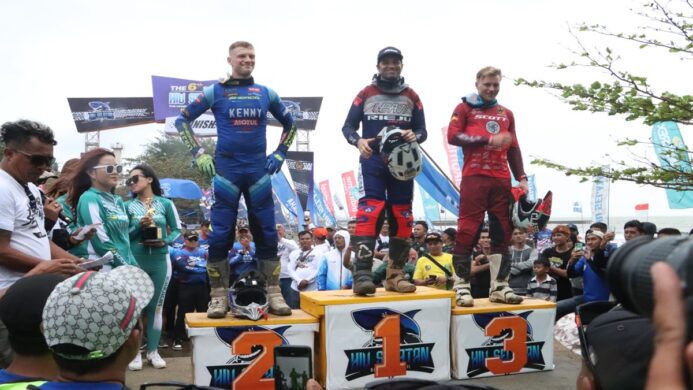 foto 3 Rider naik podium usai juara downtown prolouge hiu selatan hard enduro