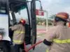 petugas Damkar Cilacap saat sedang melakukan pendinginan Bus terbakar