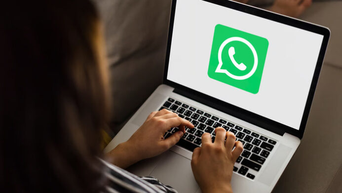 Ilustrasi WhatsApp pada Laptop