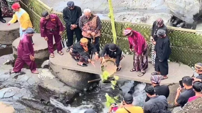 Larung Tumpeng Pada Acara Grebeg Suran di Lokawisata Baturraden pada Minggu 04 Agustus 2024